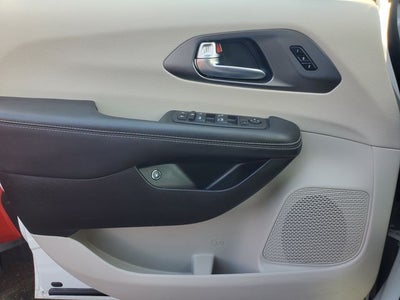 2024 Chrysler Pacifica Hybrid Select
